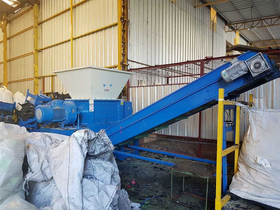 Double shaft shredder for recycling the waste plastic bumpers