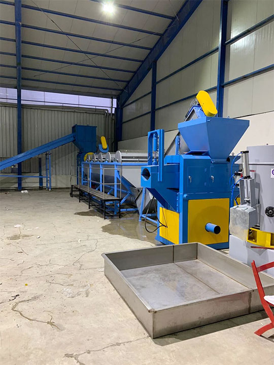 Plastic film washing line with squeezer for dewatering