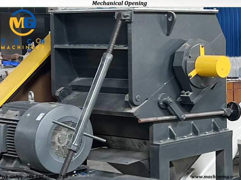 Plastic Crusher Machine Crushing Hard Plastic Waste