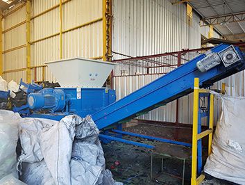 Double shaft shredder for recycling the waste plastic bumpers