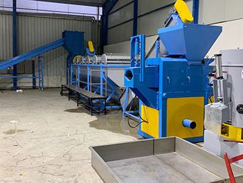 Plastic film washing line with squeezer for dewatering