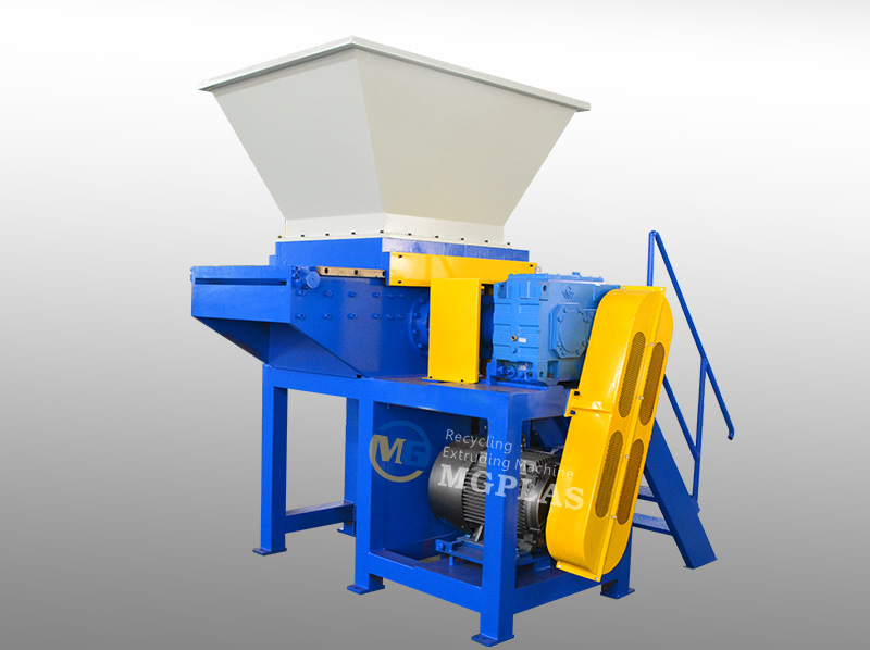 Efficient coupler type PP woven bag shredder machine with movable feeding hopper