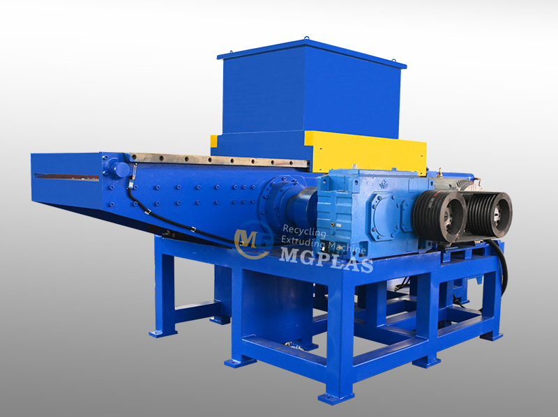 Large capacity industrial plastic drum shredder, with
